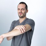 Understanding the symptoms and causes of tennis and golfer’s elbow