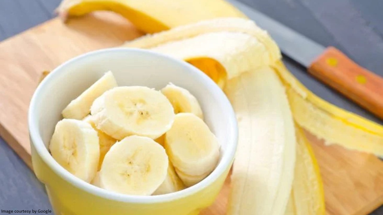  A delicious and nutritious banana smoothie bowl topped with fresh berries, granola, and sliced bananas.