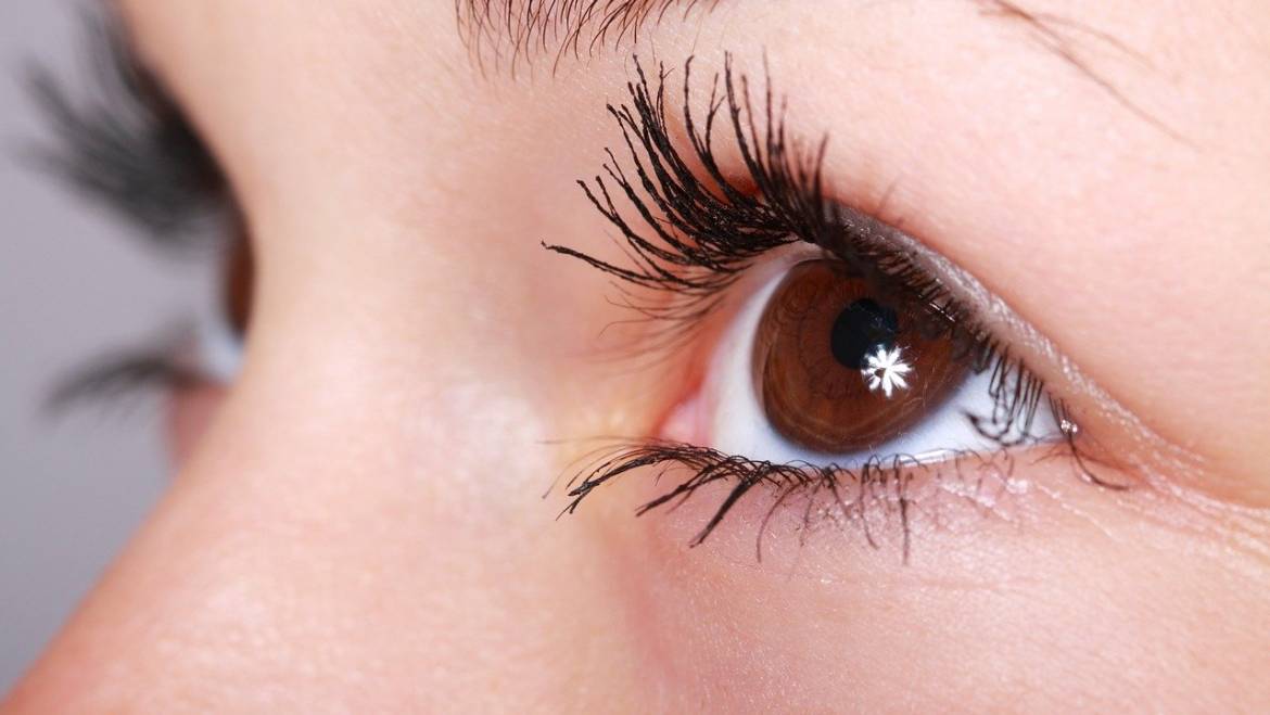 Home Remedies for Thick and Long Eyelashes