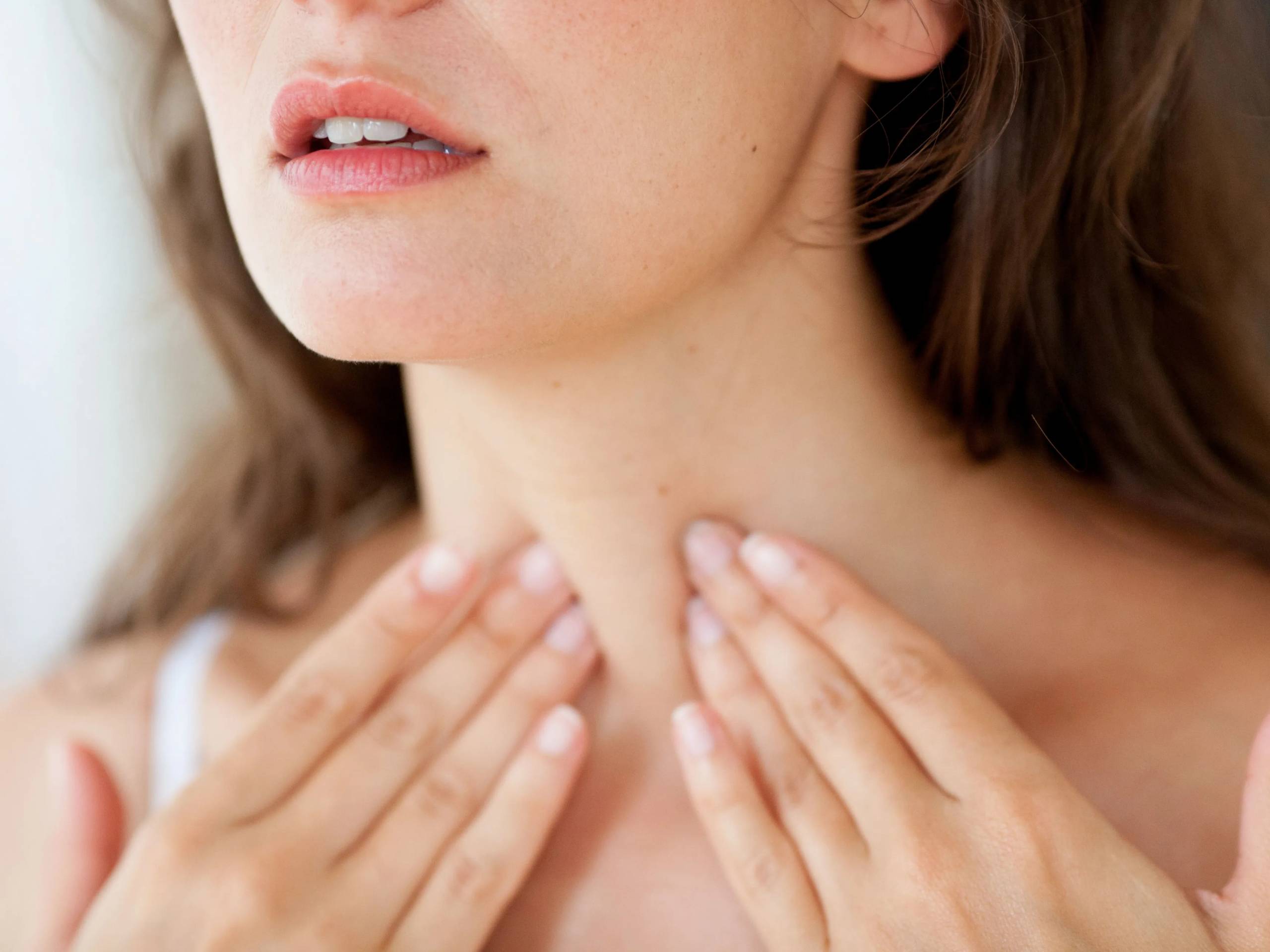 Woman standing, displaying symptoms of hypothyroidism