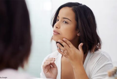 Person using Melalite Forte Cream for Skincare